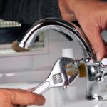 Меняем смеситель на кухне и в ванной